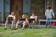 The Middle – Frankie (Patricia Heaton, r.) rät Sean (Beau Wirick, l.), Darrin (John Gmmon, 2.v.l.) und Axl (Charlie McDermott, 2.v.r.), sich einen Job zu suchen, anstatt den ganzen Sommer lang zu faulenzen. Die drei sind von dem Vorschlag zunächst wenig angetan, haben dann aber eine zündende Idee ...