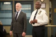 Brooklyn Nine-Nine – Frank Dillman (J.K. Simmons, l.); Ray Holt (André Braugher, r.)