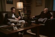 Bupkis – Opa Joe Larocca (Joe Pesci, r.) bespricht mit Pete (Pete Davidson, l.), dass die Dreharbeiten für Pete nicht gut gelaufen sind und er sein Leben anders meistern soll. Dass er von den Drogen weg muss und endlich einen neuen Entzug starten soll.