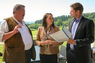 Die Rosenheim-Cops – Die Kommissare Hansen (Igor Jeftiż, r.) und Hofer (Joseph Hannesschläger, l.) verdächtigen Barbara Wurzer (Eva-Maria Höfling, m.). Honorarfrei - nur für diese Sendung bei Nennung ZDF und Christian A. Rieger - klick