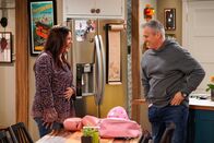 Man with a Plan – Andi Burns (Liza Snyder, l.); Adam Burns (Matt LeBlanc, r.)
