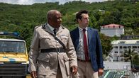 Death in Paradise – Die Ermittlungen im Mordfall laufen auf Hochtouren. Aber für DI Parker (Ralf Little, r.) und Commissioner Patterson (Don Warrington, l.) ist weiterhin unklar, welches Motiv hinter der grausamen Tat steckt.