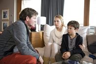 Der Bergdoktor – Peter Bäumler (Philipp Moog, l.) muss seinen Kindern Kai (Marinus Hohmann, r.) und Maren (Marie Bendig, M.) die traurige Wahrheit sagen.