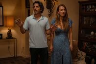 Based on a True Story – Nathan Bartlett (Chris Messina, l.); Ava Bartlett (Kaley Cuoco, r.)