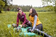 Sturm der Liebe – Carolin (Katrin Anne Heß, l.) erfüllt Vanessa (Jeannine Gaspár, r.) scherzhaft einen letzten Wunsch vor der Ehe.