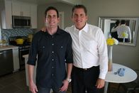 Die Super-Makler - Top oder Flop? – 50:50 bei Kosten und Gewinn: Der befreundete Investor Pete (r.) vermittelt Tarek (l.) und Christina eine Schnäppchenimmoblie. Der Kaufpreis beträgt 365.000 Dollar, die Sanierungskosten sind für unter 30.000 Dollar angesetzt - können sie das niedrige Budget einhalten?