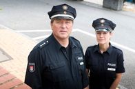 Notruf Hafenkante – Eine Kamera hat den Überfall auf den Straßenmusiker aufgezeichnet. Hans (Bruno F. Apitz, l.) und Franzi (Rhea Harder, r.) ermitteln.