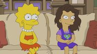 Die Simpsons – "Die Simpsons", "Das Mädchen im Bus." Während um Lisa herum wieder einmal alles im Chaos versinkt, fällt ihr Blick auf eine Oase stillen Glücks. Vom Schulbus aus beobachtet Lisa ein gleichaltriges Mädchen, das auf der Veranda Klarinette spielt. Wie sich herausstellt, ist Sam nicht nur musikalisch. Ihre ganze Familie entpuppt sich als sehr kultiviert! Lisa wähnt sich im siebenten Himmel, als sie von Sams Eltern zum Abendessen eingeladen wird. Um zu vertuschen, wie primitiv ihre eigenen Eltern sind, verstrickt sich Lisa alsbald in ein Meer aus Lügen.