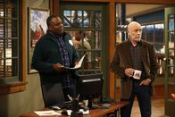 Last Man Standing – Chuck (Jonathan Adams, l.); Ed (Hector Elizondo, r.)