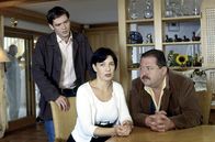Die Rosenheim-Cops – Christian Lind (Tom Mikulla, li.) und Korbinian Hofer (Josef Hannesschläger) ahnen, dass die Frau des Toten, Angela Böcklin (Martina Maurer) ihnen etwas verschweigt.