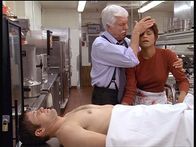 Diagnose: Mord – Mark (Dick Van Dyke, M.) stellt fest, dass sich Amanda (Victoria Rowell, r.) bei dem Toten mit der Legionärskrankheit infiziert hat.