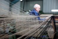 GEO Reportage – Seit 1910 gilt Harris Tweed als Marke. Der Stoff muss aus reiner Schurwolle sein, das Garn darf nur auf den Äußeren Hebriden gesponnen und gefärbt werden.