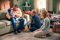 Modern Family – Cameron (Eric Stonestreet, 2.v.l.), Mitchell (Jesse Tyler Ferguson, 2.v.r.) und Laura (Annie Tedesco, r.)