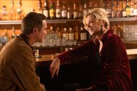 Hacks – In der Bar wird Deborah (Jean Smart) von einem jüngeren Mann (Devon Sawa) umgarnt. Doch liegt es an ihrem Charme – oder an ihrem Ruhm?