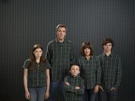 The Middle – (3. Staffel) - Der alltägliche Wahnsinn ist bei ihnen Dauergast: Frankie (Patricia Heaton, 2.v.r.) und Mike (Neil Flynn, 2.v.l.) und ihre drei Kinder Axl (Charlie McDermott, r.), Brick (Atticus Shaffer, M.) und Sue (Eden Sher, l.) ...