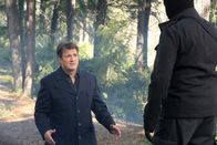 Castle – Völlig hilflos kniet Richard Castle (Nathan Fillion, l.) vor einem der Entführer seiner Tochter. Wird der seine Drohung, ihn zu erschießen, wirklich wahrmachen?