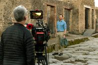 Pompeji mit Tom Hiddleston – Moderator und ausführender Produzent Tom Hiddleston spaziert durch die Straßen von Pompeji – Ein Blick hinter die Kulissen von „Pompeji: Out of Time“ mit Tom Hiddleston. (National Geographic/Paolo Verzone)
