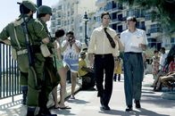 München – Wenige Tage nach dem Massaker von München wird der Geheimdienstoffizier Avner (Eric Bana, l.) von einem Mossad-Offizier namens Ephraim (Geoffrey Rush, r.) angesprochen und mit einer - bis dahin in der Geschichte Israels noch niemals dagewesenen - Mission betraut ...