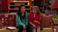 iCarly – L-R: Carly Shay (Miranda Cosgrove), Sam Puckett (Jennette McCurdy)