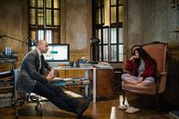Elementary – Als Shinwell Ziel einer Schießerei wird, die eine Verbindung zwischen ihm und einem ungelösten Mord offenbart, werden Holmes (Jonny Lee Miller, l.) und Watson (Lucy Liu, r.) plötzlich äußerst misstrauisch ihm gegenüber ...