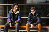 In aller Freundschaft – Cosmo Wolff (Max Bär, re.) und Ali Günez (Ferdi Özten, li.) haben einen sehr guten Draht zueinander und sprechen über ihre jeweiligen Gründe, Dinge gerade so zu entscheiden, wie sie sie entscheiden.