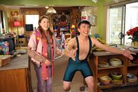 The Middle – Brad (Brock Ciarlelli, r.) präsentiert Frankie und Mike stolz sein neues Wrestling-Outfit. Währenddessen hat Sue (Eden Sher, l.) eine Idee, wie sie dem Neujahrsvorsatz, der ihr von ihrer Familie aufgebürdet wurde, gerecht werden kann ...