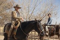 Cry Macho – Mike Milo (Clint Eastwood, l.); Rafo (Eduardo Minett, r.)