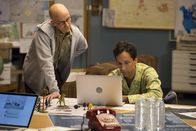 Community – Während Abed (Danny Pudi, r.) damit beschäftigt ist, eine Schmutzkampagne gegen das Greendale College mit einem Schmutzvideo seinerseits zu bekämpfen, verliert sich Dean Pelton in SMS-Gesprächen mit Jeff. Nichtahnend, dass dieser ihm eine falsche Nummer gegeben hat ...
