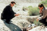 Halbblut – Die beiden FBI-Agenten Ray Levoi (Val Kilmer, li.) und Frank Coutelle (Sam Shepard, re.) stehen vor einem Rätsel: Im Sioux-Reservat geht ein Mörder um ...