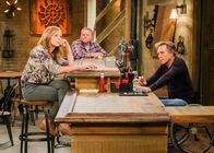 Mom – (v.l.n.r.) Bonnie (Allison Janney); Mike (Larry Joe Campbell); Adam (William Fichtner)