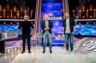Quizduell - Olymp – Moderator Jörg Pilawa (M.) mit den Kandidaten des Teams "Humor": Den Komikern Bastian Bielendorfer (r.) und Hannes Ringlstetter (l.).