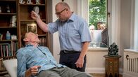 Die Pfefferkörner – Opa Reiko (Peter Badstübner) als Versuchskaninchen beim Hypnotiseur.