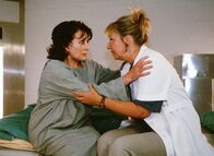 Hinter Gittern - Der Frauenknast – Ilse (Christiane Reiff, re.) ist davon überzeugt, dass Marion (Christine Wodetzky) Katharina von Preiss ist und überredet sie, dieses anhand eines Gebissabdrucks der Anstaltsleitung zu beweisen.