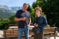 Der Bergdoktor – Lennart Neumüller (Jonas Kaufmann, r.) macht sich Sorgen um seinen Bruder und sucht Rat bei Dr. Martin Gruber (Hans Sigl, l.).