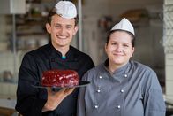Checker Julian – Mit Konditor-Auszubildende Anastasias Hilfe bereitet Julian einen schwabbeligen Wackelpudding zu.