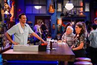 Call Me Kat – (v.l.n.r.) Max (Cheyenne Jackson); Phil (Leslie Jordan); Randi (Kyla Pratt)
