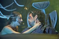 Atlantic Rim: Resurrection – Bugs (Lindsay Elston) und Dr. J.P. Roth (Steve Richard Harris).