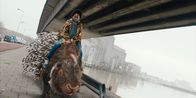 Totem – Ama (Amani-Jean Philippe) und Totem laufen am Hafen von Rotterdam entlang auf der Suche nach Amas Vater.