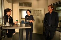 Der Alte – Annabell Lorenz (Stephanie Stumph, l.), Julia Lulu Zhao (Yun Huang, M.) und Caspar Bergmann (Thomas Heinze, r.) brainstormen zum Fall.