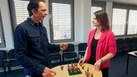 Die Tricks ... – Jo Hiller spricht mit Verbraucherschützerin Britta Schautz über Tierwohlversprechen von Fast Food-Ketten.