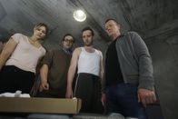 Scorpion – Während sich Toby (Eddie Kaye Thomas, 2.v.r.) sicher ist, dass er mit dieser Aktion Happy endlich beeindrucken kann, bezweifeln Paige (Katharine McPhee, l.), Sylvester (Ari Stidham, 2.v.l.) und Cabe (Robert Patrick, r.), ob er aus der Situation wieder heil herauskommt ...