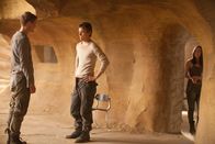 Seelen – Während (v.l.n.r.) Jared (Max Irons) seine Melanie wiederhaben möchte, hat sich Ian (Jake Abel) in Wanderer (Saoirse Ronan) verliebt. Da macht das außerirdische Wesen einen selbstlosen Vorschlag ...