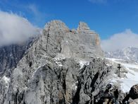 Expeditionen: Gebirgswelten – Hoher Dachstein-Gipfel, 2996 Meter hoch, und dahinter die Mitterspitz mit 2925 Metern Höhe