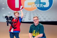 1, 2 oder 3 – Moderator Elton.