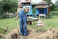Löwenzahn Classics – Peter (Peter Lustig) findet in seinem Garten seltsame Gegenstände. Er fragt sich, ob das alte römische Scherben sein könnten. Dies führt ihn auf eine interessante Spur.