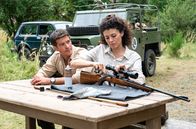 Der Ranger - Paradies Heimat – Jonas Waldek (Philipp Danne, l.) und Emilia Graf (Liza Tzschirner, r.) arbeiten Seite an Seite auf der Rangerstation.