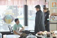 Castle – Castle (Nathan Fillion, M.) und Beckett (Stana Katic, r.) befragen den Bäckerlehrling Todd (Jeremy Ray Valdez, l.) zum grausamen Tod seines Chefs, der offensichtlich kein Unfall war ...