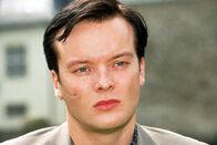 Wilde Engel – Wilde Engel "Die Waffe" Marc Volkers (Pascal Ulli), Mitarbeiter der WAT-Entwicklungsabteilung, hält sich an einem geheimen Ort versteckt. Er scheint die Täter und deren Motive zu kennen und fürchtet nun um sein Leben.