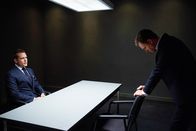 Suits – Harvey (Gabriel Macht, l.) versucht Mike (Patrick J. Adams, r.) zu helfen, dessen schlimmster Albtraum Realität wurde. Er wurde wegen Betrugs verhaftet und ausgerechnet die knallharte Staatsanwältin Anita Gibbs ist für den Fall zuständig.