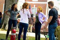 Under the Dome – Julia (Rachelle LeFevre, 2.v.l.) traut Eva (Kylie Bunbury, l.) und Christine (Marg Helgenberger, 2.v.r.) nicht über den Weg und plötzlich ist auch Barbie (Mike Vogel, r.) nicht mehr der, den sie mal kannte ...
